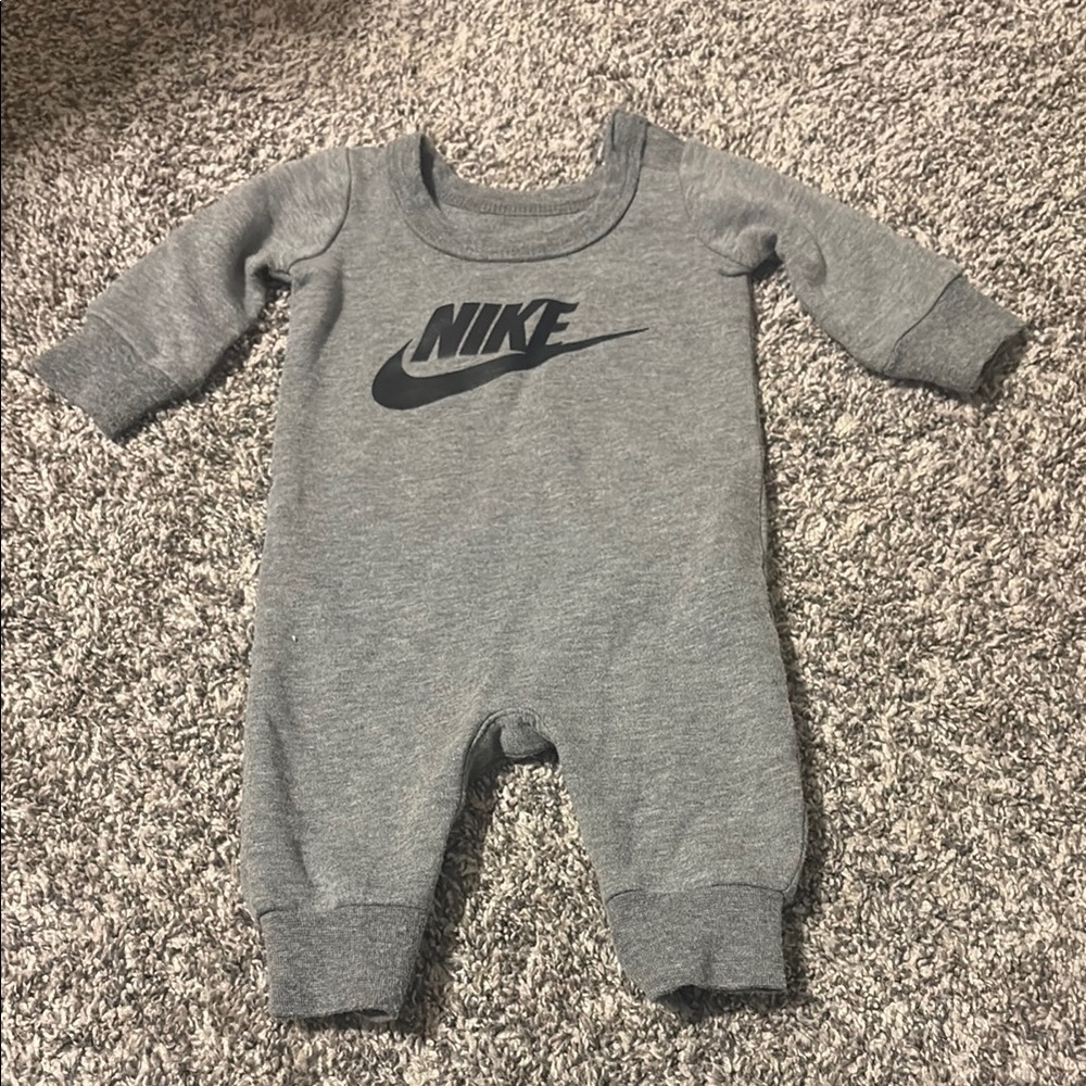 Newborn boys Nike gray long sleeve romper EUC